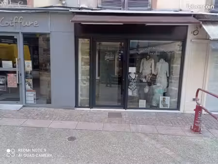 espalion hyper-centre – magnifique local commercial rénové – 50 m2 – aucun travaux