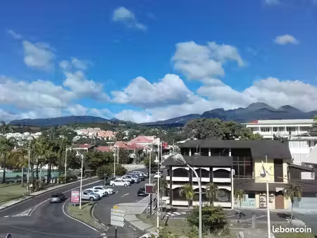 super f2 meublé  spacieux  2 balcons  vue sur mer et soufrière  centre ville