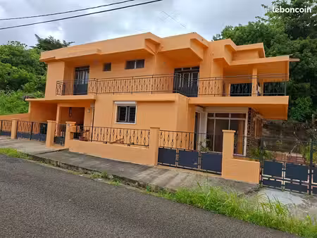 maison 4 chambres + bureau – double garage – terrain 590 m² – la trinité