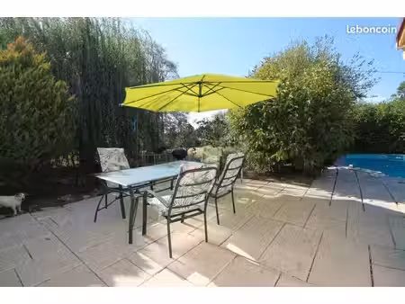 maison en pierre  charme de l'ancien  plein-pied  piscine et grand terrain  proche champag