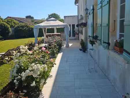 à vendre – belle longère en pierre rénovée avec grand parc