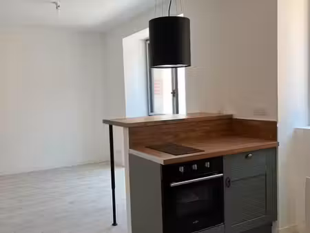 t2 neuf 40 m² – centre de broons – rdc – parking – 530 /mois