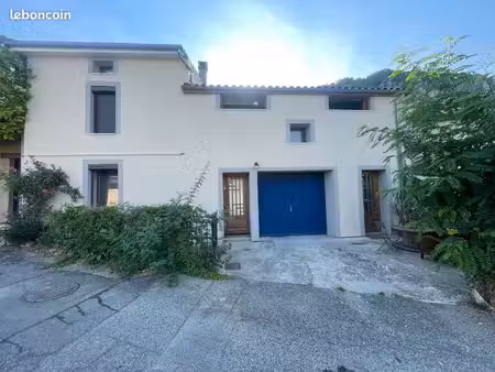 maison en pierre avec bunker et source