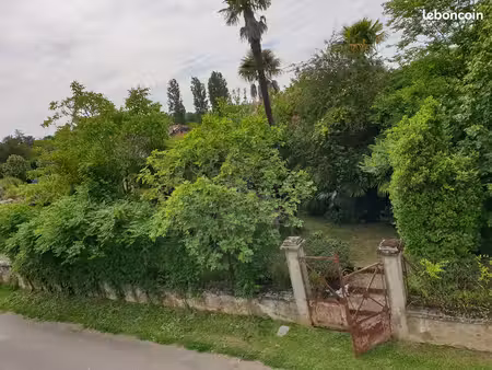 terrain constructible entièrement arboré dans le village d'aignan en armagnac  environneme