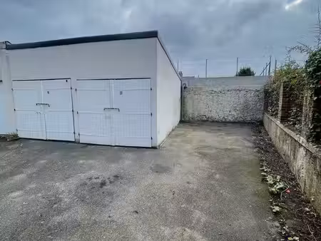 lot de box et un parking à vendre