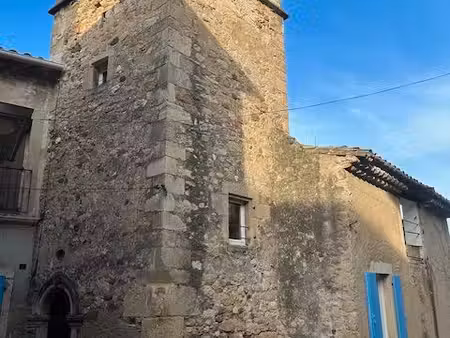 maison de village pleine de caractère datant de la construction de l église et du château 