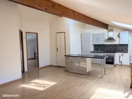 emplacemet idéal / immeuble avec 2 appartements et un local commercial