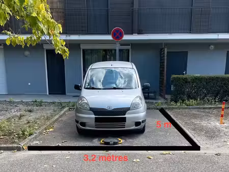 grand parking extérieur