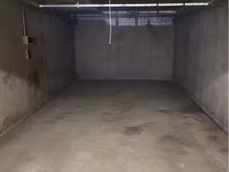 garage sécurisé de 18 m² avec électricité – saint-ismier