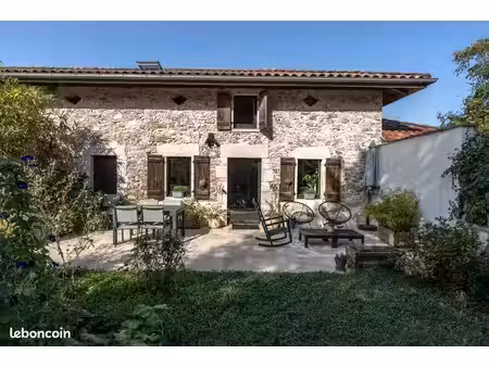 charmant appartement t3 dans une bâtisse en pierre de caractère (proche de dax)