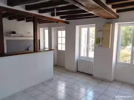 maisonnette 2 chambres sur 3 niveaux à nevoy libre de suite