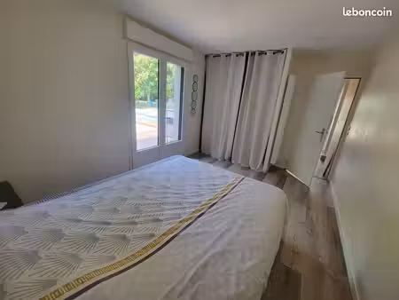 le passage - espace privatif meublé  dans maison occupée  avec chambre   bureau  salle d'e