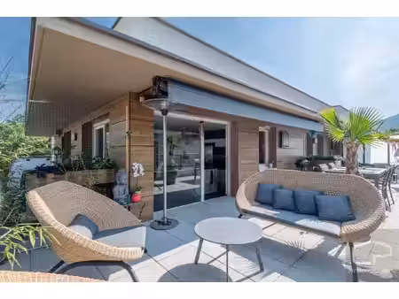 attique contemporain en vente avec une terrasse de 95 m2 sud