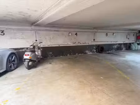 emplacement de parking à deux pas de montgomery