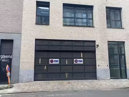 emplacement de parking dans construction récente