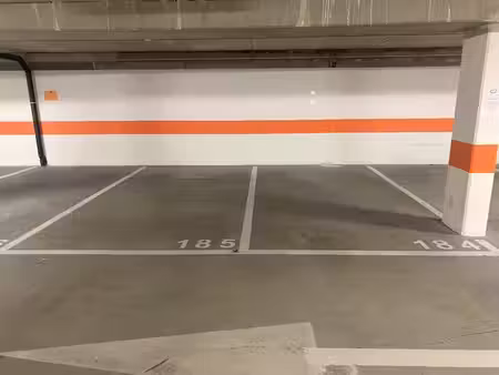 emplacement de parking dans construction récente