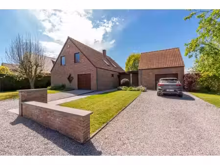 magnifique villa sur 15 ares avec piscine chauffée et 2 gara
