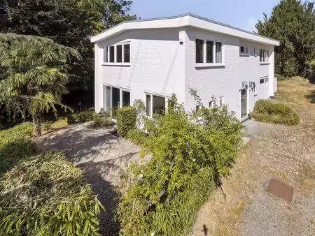 villa moderniste de caractère  située au calme