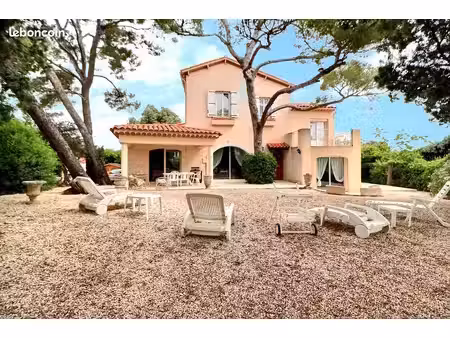 villa 5 chambres dans une environnement exceptionnel  à 4 minutes à de la calanque de sant