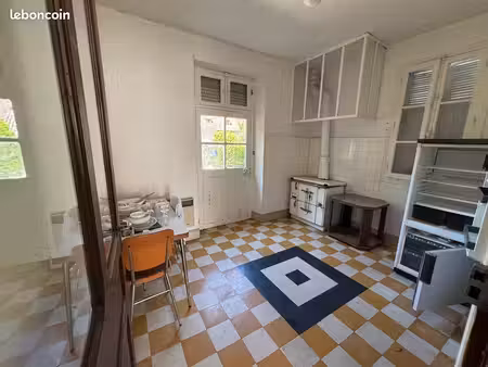 maison au cœur du village avec jardin et piscine