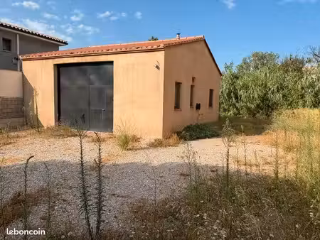 grand garage de 75 m²
