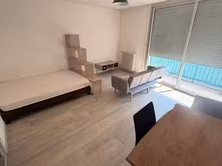 t1 bis meublé 37m2 rénové - centre-ville de tarbes - 2 terrasses