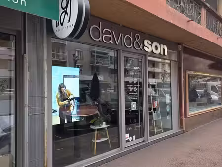 aix les bains murs de magasin dans rue très commerçante