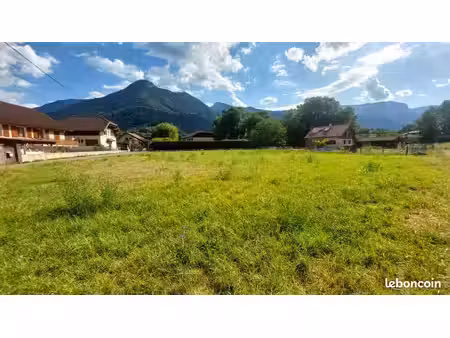 terrain constructible de 920 m² faverges