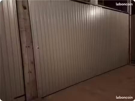box fermé 50m2 avec alarme & electricité sur place