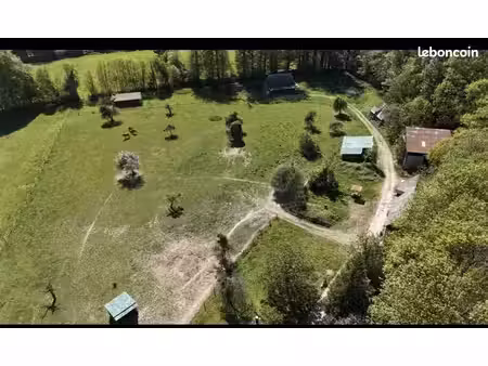 corps de ferme avec 4 hectares et 6 dépendances