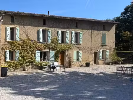 à vendre – grande maison familiale avec piscine  dépendances et terrain d’environ 2 700 m²