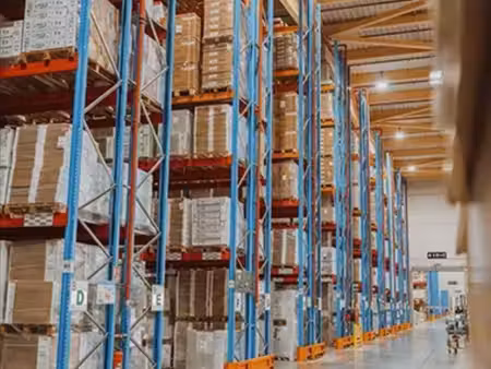 local de stockage de 200 à 900 m2