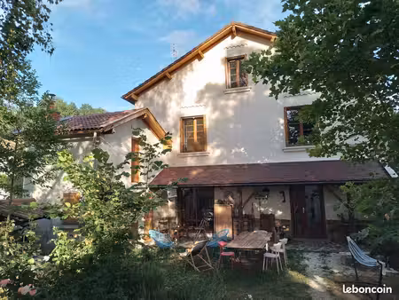 propriété 6 pièces 122 m² avec garage  cave et dépendances  avec un puits