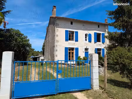 jolie maison de 3 chambres  grand jardin et grange situé entre civray et ruffec  comme trè