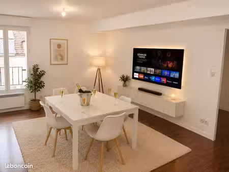 f2 lumineux de 42 m² avec 2 places de parking fermees en plein centre ville : visite lundi
