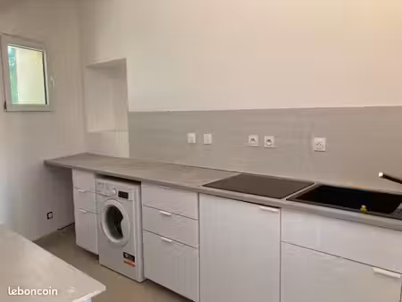 un studio neuf avec un jardin et terrasse