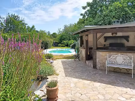 très belle maison ancienne avec piscine et superbe extérieur