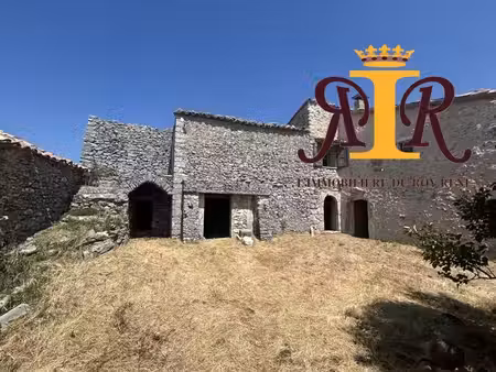 ferme provençale à restaurer pour amateurs de nature et de cal