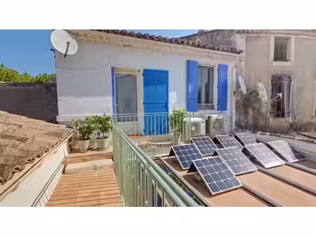 mouriès  immeuble mixte de 240 m² avec deux logements et local commercial .