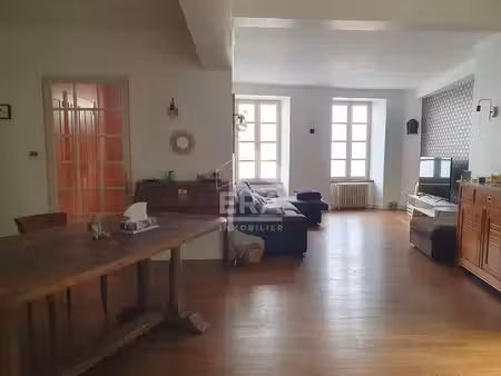 tres belle maison de ville de 230 m²  plein centre avec exterieur