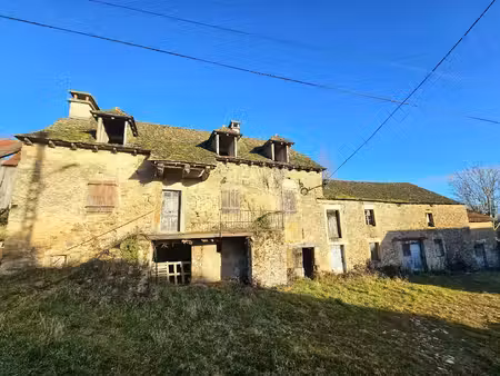corps de ferme à rénover avec son terrain d'environ 1 400m²