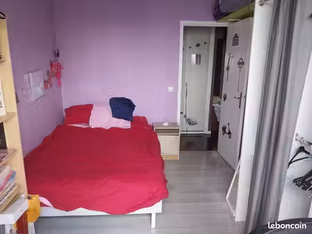 loue chambre 10 m2 dans appartement familial