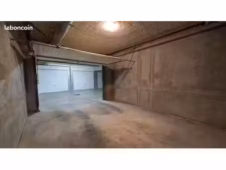 loue parking / box fermé de 20 m²
