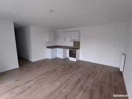 a louer t3 1 étage 66m2 + terrasse 11m2 betton
