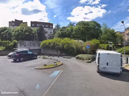 place de parking sécurisé