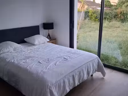 loue chambre avec salle de bain (douche et baignoire