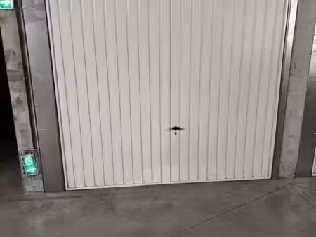 parking/box fermé proche lyon 7ème 13m²