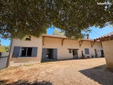 ferme mitoyenne rénovée avec piscine – terrain de 5031 m² – proche bourg-en-bresse