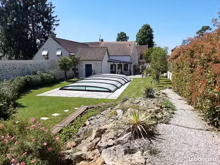 belle maison en pierres avec piscine