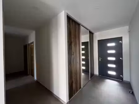 maison neuve moderne de plain-pied